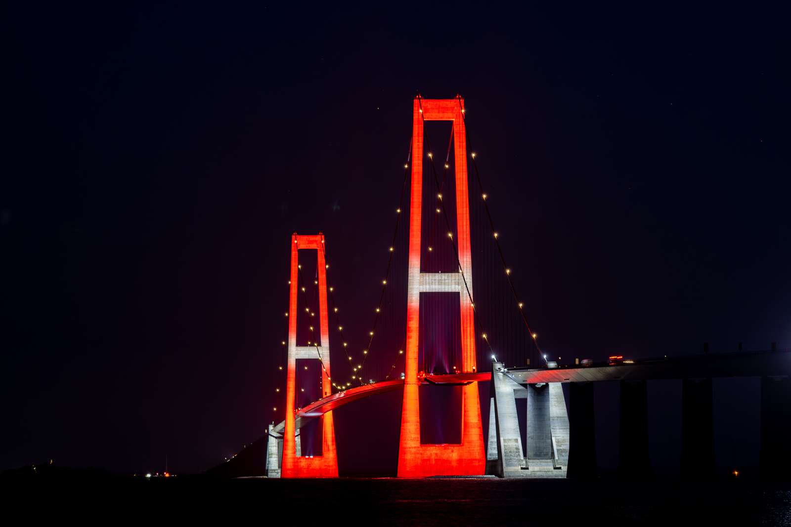 Storebæltsbrücke in Rot und Weiß